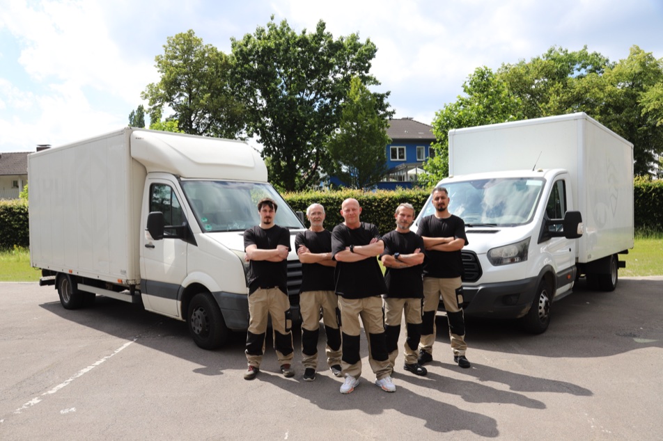Entrümpelung Erftstadt: das Team von Entvita vor den Transportern