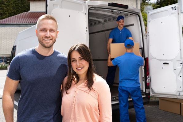 Entrümpelung Remscheid für Privatkunden – schnell, zuverlässig und stressfrei. Privatkunden stehen vor einem Transporter, während das Team von Entvita im Hintergrund eine Entrümpelung in Remscheid durchführt.
