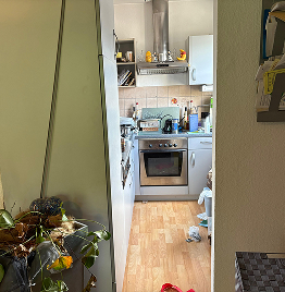 Haushaltsauflösung in kleiner Küche mit Möbeln und Alltagsgegenständen vor der Entrümpelung
