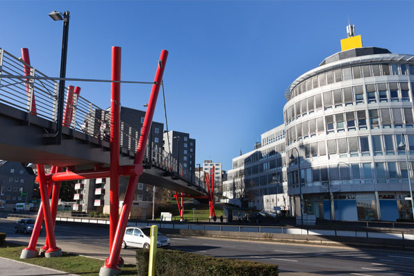 Entrümpelung Remscheid durch Entvita – regional, schnell und professionell im Einsatz. Moderne Fußgängerbrücke mit markanter roter Stahlkonstruktion im Stadtzentrum von Remscheid.