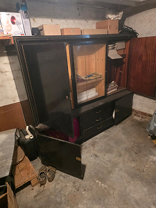 Kellerentrümpelung in Essen vorher: vollgestellter Keller