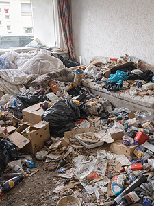 Messie-Entrümpelung in Dortmund vorher: stark zugestellter Raum