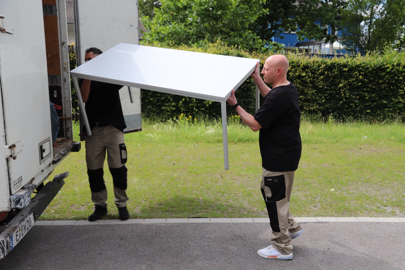 Mitarbeiter verladen Möbel bei einer Haushaltsauflösung in Bonn