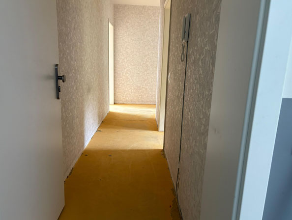 Entrümpelung Essen – professionelle Wohnung und Haus Entrümpelung Enger Flur mit kahlem Boden und Telefonanlage nach vollständiger Entrümpelung