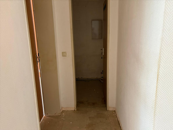 Wohnungsauflösung Essen – Fachgerechte Flurräumung Leerer Flur einer Wohnung nach Wohnungsauflösung durch Entvita