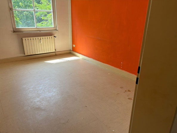 Messie Entrümpelung Essen – Zimmer leerräumen Messie Entrümpelung Essen – leeres Zimmer mit oranger Akzentwand nach Erstausräumung