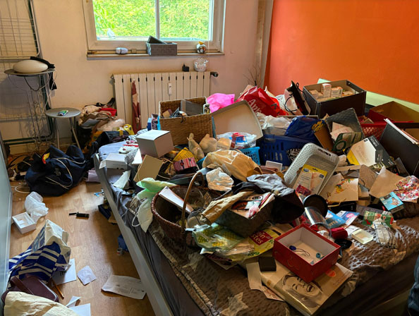 Messie Entrümpelung Essen – chaotisches Schlafzimmer Messie Entrümpelung Essen – Schlafzimmer mit überquellendem Bett und verstreuten Gegenständen