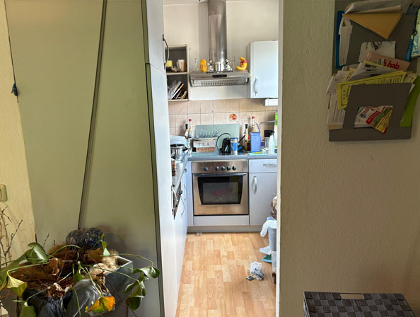 Küchenentsorgung Essen – Zustand vor der Entsorgung Küchenentsorgung Essen: Vorher-Aufnahme einer voll eingerichteten Küche