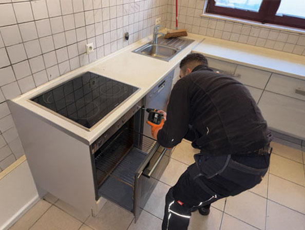 Küchenentsorgung Essen – Professionelle Demontage von Elektrogeräten Küchenentsorgung Essen: Handwerker entfernt Einbauherd und Elektrogeräte