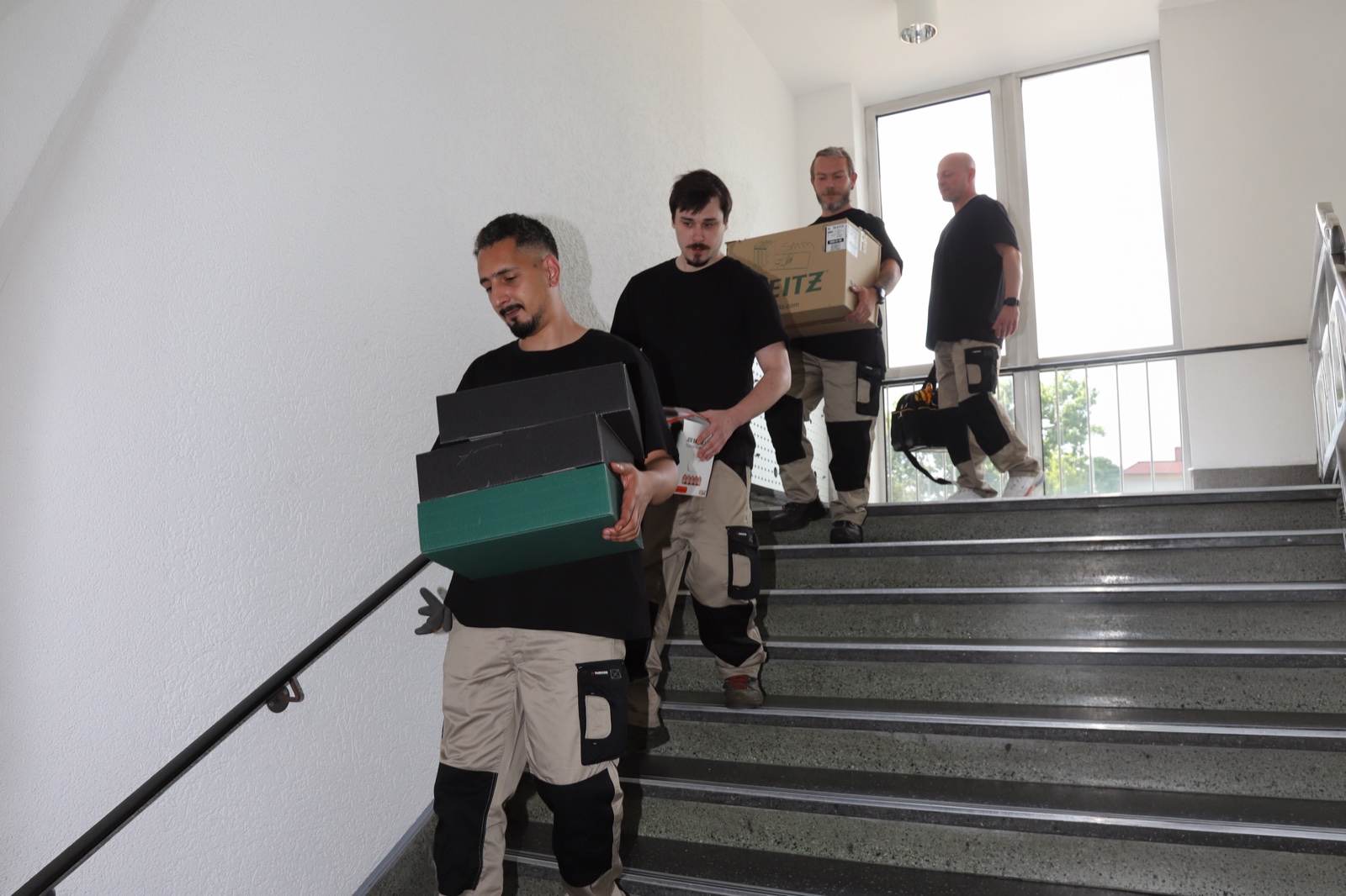 Mitarbeiter von Entvita räumen bei einer Wohnungsauflösung in Meschede Kartons aus