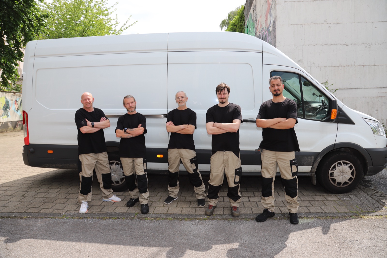 Team von Entvita vor dem Transporter für die Entrümpelung in Neuss