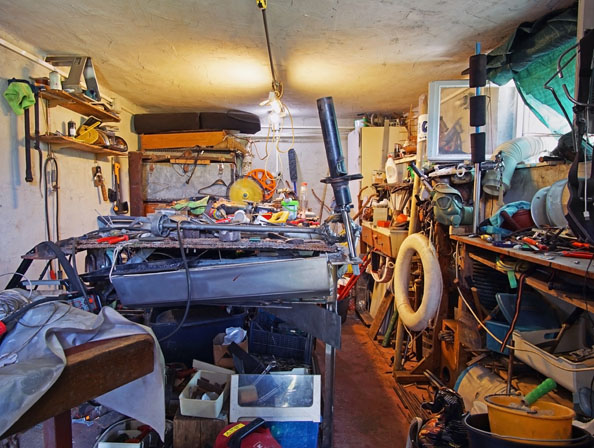 Messie Entrümpelung Essen – Keller- und Werkstatträumung Messie Entrümpelung Essen – überfüllter Keller- oder Hobbyraum mit Werkzeugen und Abfall