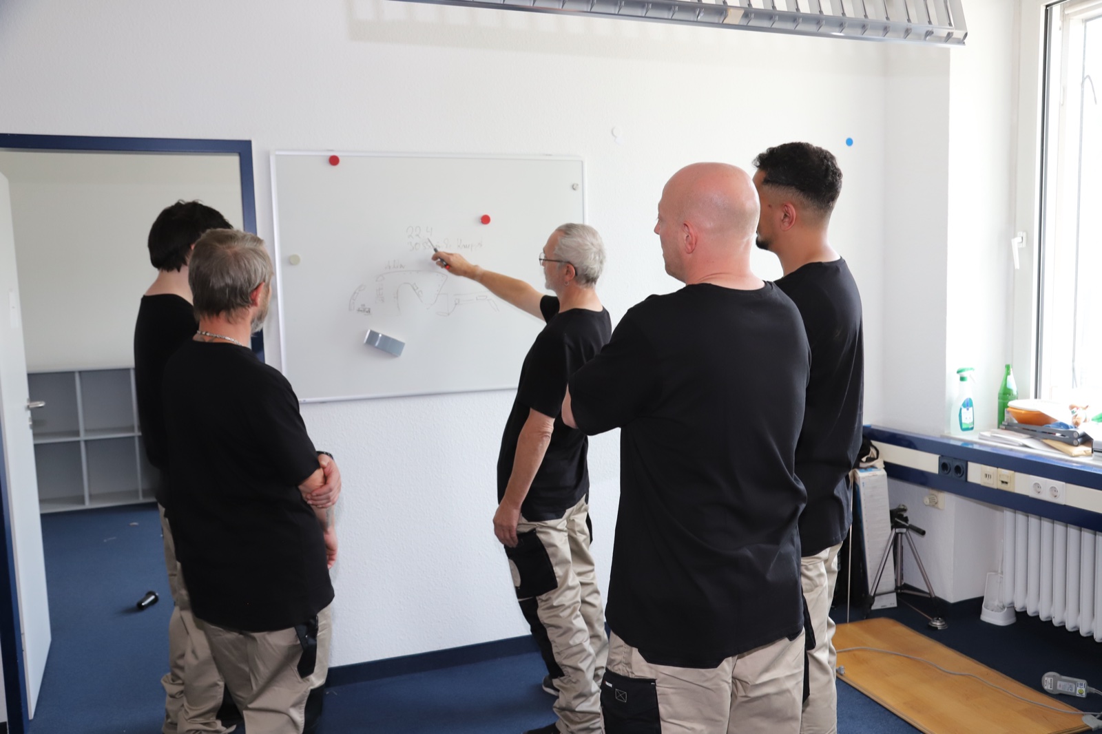 Das Team plant die Entrümpelung in Unna